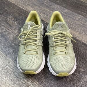 On Cloud Helion green running shoes women’s Size 7.5